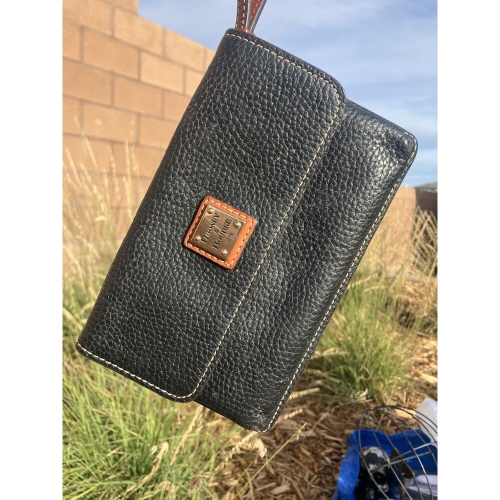 Dooney & Bourke Black Pebbled Leather Wristlet Clutch Wallet Logo Plaque 7”